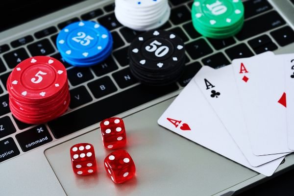 Classic slot games showcase on bb777 with mobile-friendly dark interface
